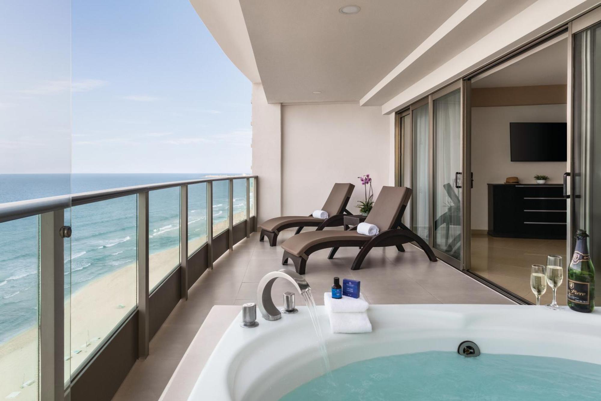 Ocean Front Suite Two Double Beds - Adults Only